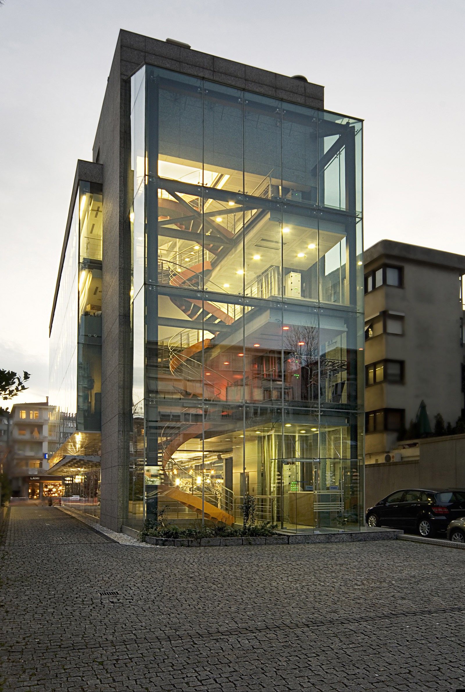 Koluman Mercedes Showroom